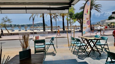 Beach Front Bar Cafeteria with Terrace in Santa Ponsa – Leasehold (Traspaso)